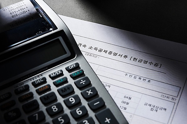 포토 JPG 스튜디오촬영 실내 사람없음 금융 빛 계산기 문서 영수증 세금 연말정산 국내포토 문구용품 내부 경제 장비 파일형식