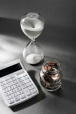 포토 JPG 스튜디오촬영 유리병 실내 사람없음 금융 동전 계산기 모래시계 회계 세금 연말정산 국내포토 모래 시계 돈 병_용기 문구용품 내부 경제 장비 파일형식