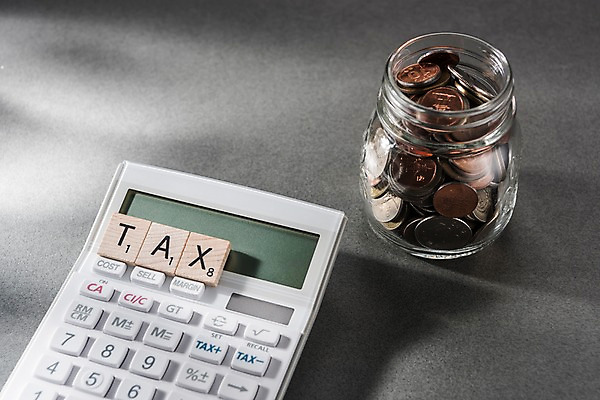 포토 JPG 스튜디오촬영 영어 유리병 실내 사람없음 금융 단어 동전 계산기 세금 연말정산 국내포토 문자 돈 병_용기 문구용품 내부 경제 장비 파일형식