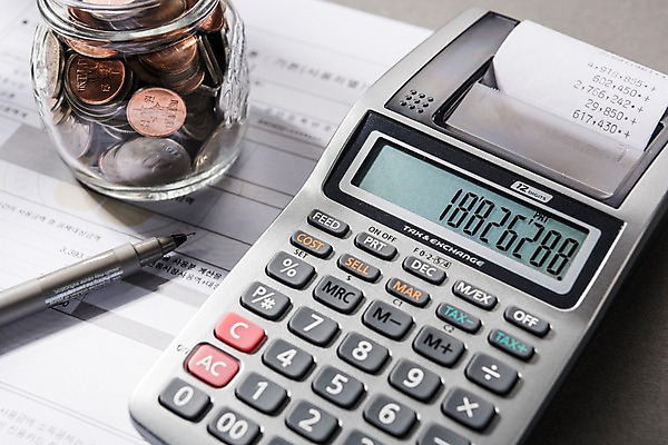 포토 JPG 스튜디오촬영 유리병 실내 사람없음 금융 숫자 펜 동전 계산기 문서 영수증 회계 세금 연말정산 국내포토 문자 돈 병_용기 문구용품 내부 경제 필기구 장비 파일형식