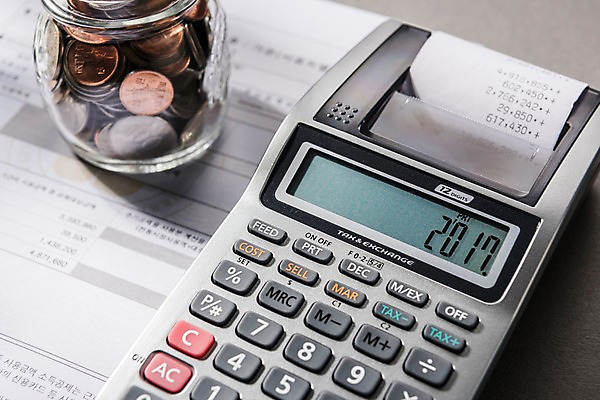 포토 JPG 스튜디오촬영 유리병 실내 사람없음 금융 숫자 동전 계산기 문서 영수증 회계 세금 연말정산 2017년 국내포토 문자 돈 병_용기 문구용품 내부 경제 장비 연도 파일형식