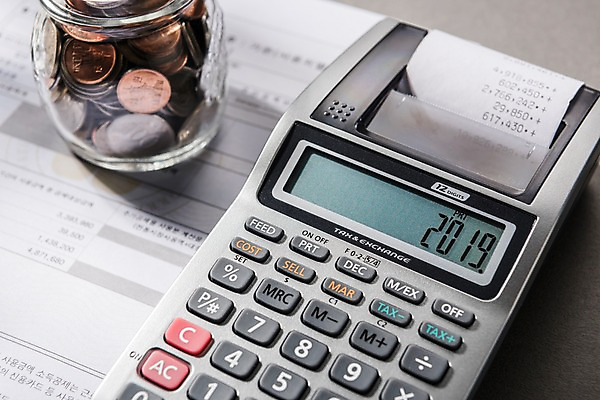 포토 JPG 스튜디오촬영 유리병 실내 사람없음 금융 숫자 동전 계산기 문서 영수증 회계 세금 연말정산 2019년 국내포토 문자 돈 병_용기 문구용품 내부 경제 장비 연도 파일형식