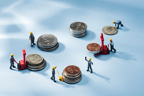 포토 JPG 스튜디오촬영 노동자 사람모양 실내 사람없음 금융 모형 동전 미니어처 운반 지게차 세금 연말정산 국내포토 모양 직업 돈 내부 경제 중장비 파일형식