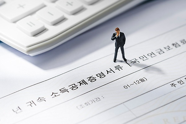 포토 JPG 스튜디오촬영 사람모양 실내 사람없음 아웃포커스 금융 모형 미니어처 비즈니스맨 문서 세금 연말정산 국내포토 모양 남자 비즈니스 촬영기법 내부 경제 직장인 파일형식