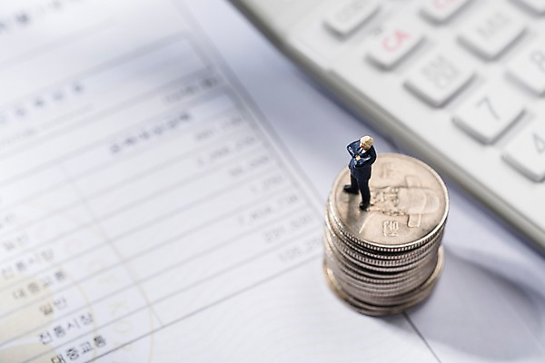 포토 JPG 스튜디오촬영 사람모양 실내 근접촬영 사람없음 아웃포커스 금융 모형 동전 미니어처 비즈니스맨 세금 연말정산 국내포토 모양 남자 뷰포인트 돈 비즈니스 촬영기법 내부 경제 직장인 파일형식