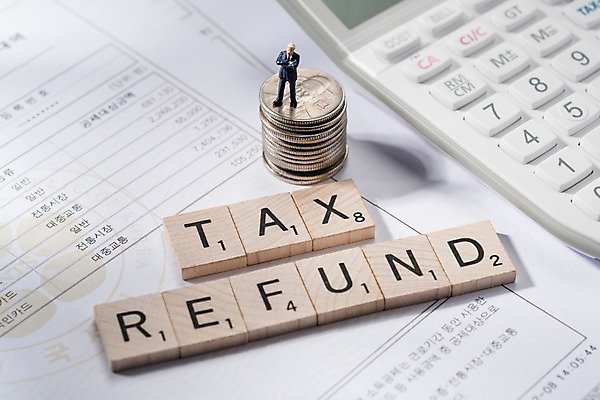 포토 JPG 스튜디오촬영 영어 사람모양 실내 사람없음 금융 단어 모형 동전 미니어처 비즈니스맨 문서 세금 연말정산 환급 국내포토 모양 문자 남자 돈 비즈니스 내부 경제 직장인 파일형식