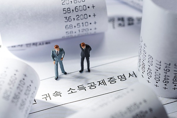 포토 JPG 스튜디오촬영 사람모양 실내 근접촬영 사람없음 아웃포커스 금융 모형 미니어처 비즈니스맨 문서 영수증 세금 연말정산 국내포토 모양 남자 뷰포인트 비즈니스 촬영기법 내부 경제 직장인 파일형식