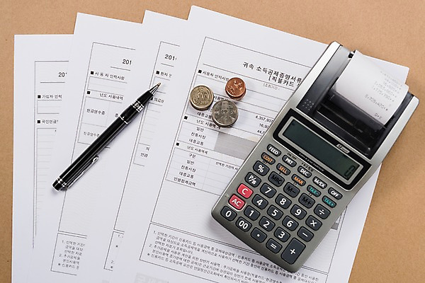 포토 JPG 스튜디오촬영 실내 사람없음 금융 하이앵글 펜 동전 계산기 서식 문서 영수증 세금 연말정산 플랫레이 국내포토 뷰포인트 돈 문구용품 내부 경제 필기구 장비 플랫 파일형식