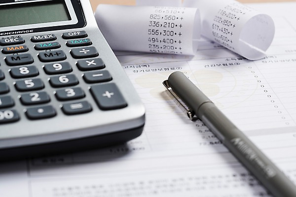 포토 JPG 스튜디오촬영 실내 사람없음 아웃포커스 금융 펜 계산기 문서 영수증 세금 연말정산 국내포토 문구용품 촬영기법 내부 경제 필기구 장비 파일형식