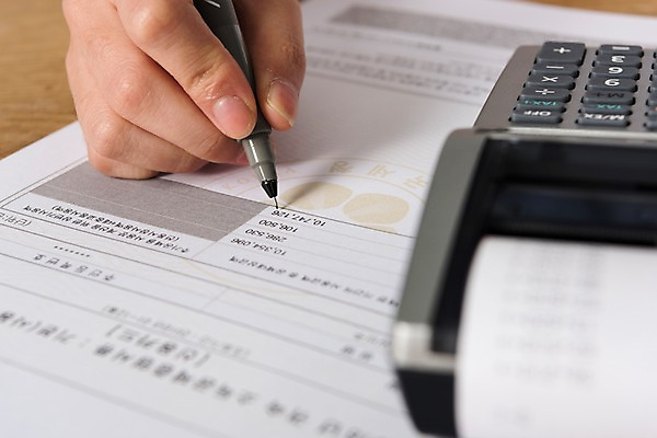 포토 JPG 스튜디오촬영 손 한손 실내 한명 성인 아웃포커스 신체부위 금융 펜 계산기 기록 서식 문서 영수증 세금 연말정산 국내포토 1 문구용품 촬영기법 사람 내부 경제 필기구 장비 파일형식