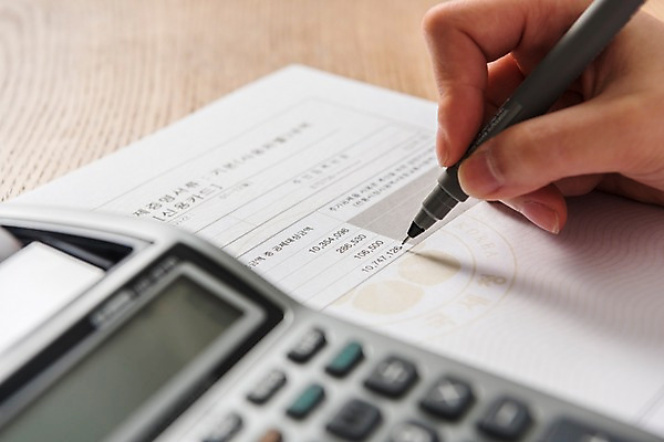 포토 JPG 스튜디오촬영 손 한손 실내 한명 성인 아웃포커스 신체부위 금융 펜 계산기 기록 서식 문서 세금 연말정산 국내포토 1 문구용품 촬영기법 사람 내부 경제 필기구 장비 파일형식