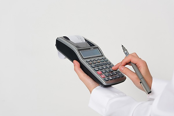 포토 JPG 스튜디오촬영 손 여자 실내 한명 들기 성인 신체부위 금융 펜 계산기 양손 세금 연말정산 국내포토 1 모션 문구용품 사람 내부 경제 필기구 장비 파일형식