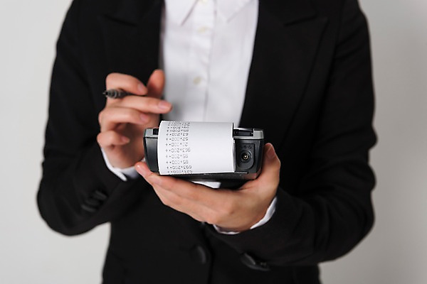 포토 JPG 스튜디오촬영 손 여자 실내 한명 들기 손짓 성인 앞모습 신체부위 금융 펜 계산기 양손 영수증 세금 연말정산 국내포토 1 뷰포인트 모션 문구용품 사람 내부 경제 필기구 장비 파일형식