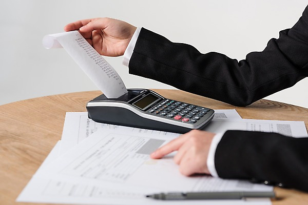 포토 JPG 스튜디오촬영 손 여자 실내 한명 손짓 성인 아웃포커스 신체부위 금융 펜 양손 문서 영수증 세금 연말정산 국내포토 1 모션 촬영기법 사람 내부 경제 필기구 파일형식