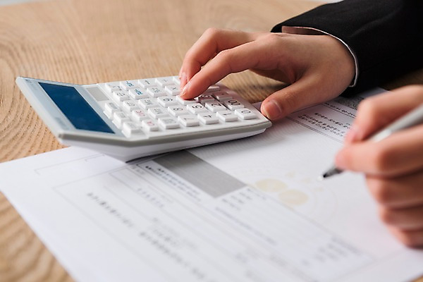 포토 JPG 스튜디오촬영 손 여자 실내 한명 들기 성인 아웃포커스 신체부위 금융 펜 계산기 양손 문서 회계 세금 연말정산 국내포토 1 모션 문구용품 촬영기법 사람 내부 경제 필기구 장비 파일형식