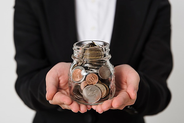 포토 JPG 스튜디오촬영 손 여자 유리병 실내 한명 들기 손짓 성인 앞모습 신체부위 금융 동전 양손 세금 연말정산 국내포토 1 뷰포인트 돈 모션 병_용기 사람 내부 경제 파일형식