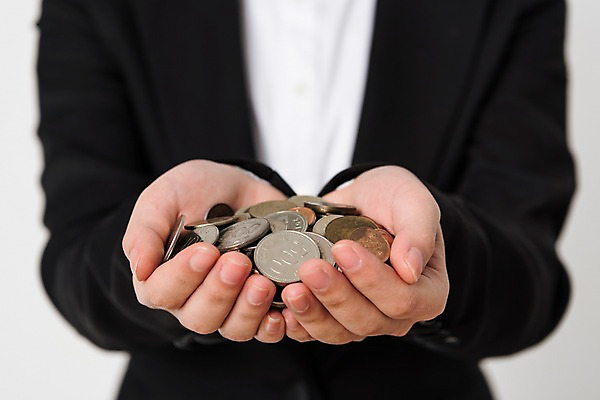 포토 JPG 스튜디오촬영 손 여자 실내 한명 들기 손짓 성인 앞모습 신체부위 금융 동전 양손 세금 연말정산 국내포토 1 뷰포인트 돈 모션 사람 내부 경제 파일형식