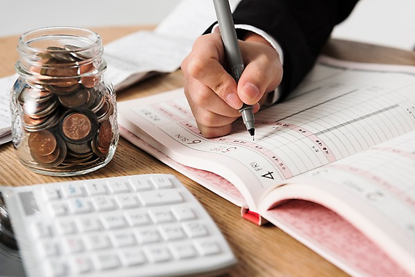 포토 JPG 스튜디오촬영 손 유리병 한손 실내 한명 성인 아웃포커스 신체부위 금융 동전 계산기 기록 서식 문서 회계 가계부 세금 연말정산 국내포토 1 돈 병_용기 문구용품 촬영기법 사람 내부 경제 장비 파일형식