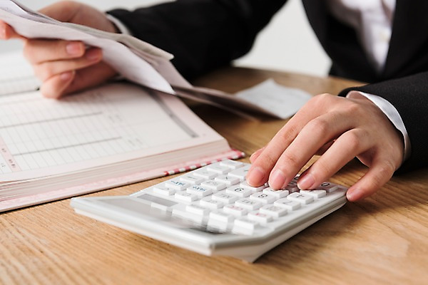 포토 JPG 스튜디오촬영 손 여자 실내 한명 손짓 성인 아웃포커스 신체부위 금융 계산기 양손 계산 영수증 회계 가계부 세금 연말정산 국내포토 1 모션 문구용품 촬영기법 사람 내부 경제 장비 파일형식