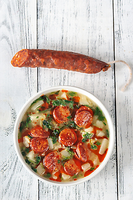 포토 JPG 해외이미지 전통 접시 음식 백그라운드 토마토 오렌지 부분 고추 감자 파프리카 건강 요리 사람없음 빨간색 초록색 식사 저녁식사 흰색 고명 사발 소시지 수프 정상 강의 지중해 포르투갈 허브 후추 훈제 점심식사 인기 초리조 케일 해외202004 해외포토 식물 식기 유럽 바다 컬러 채소 과일 사기그릇 가공식품 향신료 파일형식 이미지허브