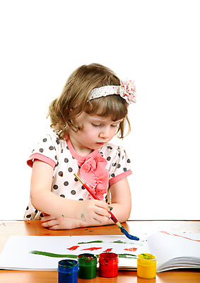 포토 JPG 해외이미지 여자 어린이 실내 한명 들기 상반신 앞모습 물감 붓 그리기 소녀한명만 해외202004 해외포토 1 뷰포인트 모션 사람 내부 미술도구 여자한명만 소녀만 파일형식 이미지허브