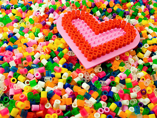 포토 JPG 해외이미지 어린이 분홍색 목걸이 발렌타인데이 선물 사랑 사람없음 빨간색 초록색 파란색 컬러풀 장난감 노란색 귀여움 하트 플라스틱 주기 해외202004 해외포토 모양 감정 컬러 컨셉 장신구 모션 데이이벤트 재질 사람 파일형식 이미지허브