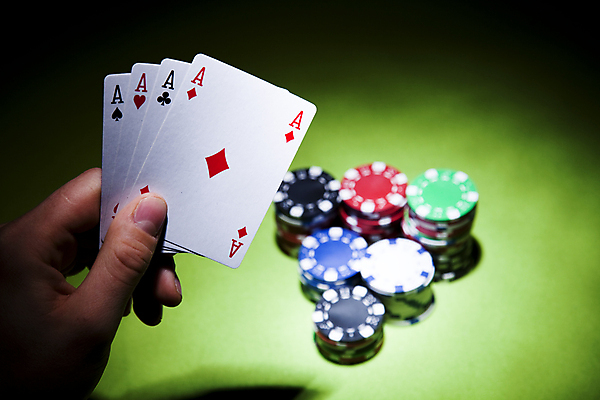 포토 JPG 해외이미지 손 실내 들기 신체부위 어둠 트럼프 포커칩 도박 카지노 겜블 초록배경 해외202004 해외포토 백그라운드 모션 사람 내부 초록색 놀이용품 포커 파일형식 이미지허브