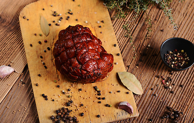 포토 JPG 해외이미지 음식 백그라운드 잎 육류 돼지고기 사람없음 목재 주방 어둠 시골 양념 맛 책상 향신료 준비 햄 베이컨 훈제 옛날 핸드메이드 향나무 해외202004 해외포토 나무 식물 가구 컨셉 식재료 재료 향미료 파일형식 이미지허브