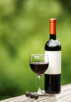 포토 JPG 해외이미지 와인잔 자연 유리 사람없음 야외 목재 빨간색 세로 햇빛 와인 소프트포커스 레드와인 보케 와인오프너 해외202004 해외포토 나무 컬러 술잔 재료 재질 주류 촬영기법 태양 생태계 병따개 파일형식 이미지허브