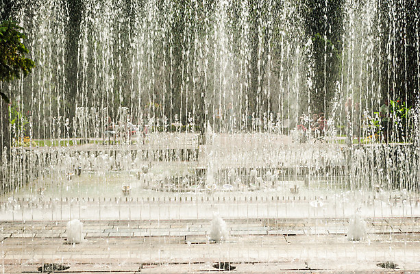 포토 JPG 해외이미지 나무 식물 공원 유럽 여행 백그라운드 휴가 휴식 사람 사람없음 야외 세로 초록색 물 흰색 도시 개울 센터 분수 상쾌 정사각형 광장 분무기 제트기 슬로바키아 많음 해외202004 해외포토 자연요소 도형 공공시설 감정 나라 컬러 컨셉 비행기 강 파일형식 이미지허브