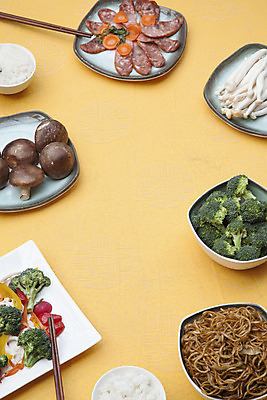 포토 JPG 해외이미지 접시 채소 젓가락 가족 탁자 밥 중국문화 함께함 실내 사람없음 세로 컬러풀 중식 식사 중국 버섯 신선 사발 변화 선택 브로콜리 국수 준비 베이징 건강식 해외202004 해외포토 동양문화 식기 아시아 음식 컬러 외국문화 가구 컨셉 관계 수저 내부 면류 사기그릇 파일형식 이미지허브