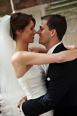 포토 JPG 해외이미지 커플 행복 결혼 2 관계 포옹 결혼식 친절 함께함 서기 미소 정장 두명 닫기 베일 정확 해외202004 해외포토 옷 감정 컨셉 안기 모션 표정 사람 이벤트 파일형식 이미지허브