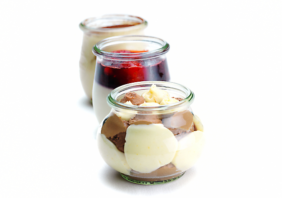 포토 JPG 해외이미지 실내 종류 사람없음 다양 세개 흰배경 일렬 푸딩 해외202004 해외포토 다수 백그라운드 디저트 3 내부 흰색 파일형식 이미지허브