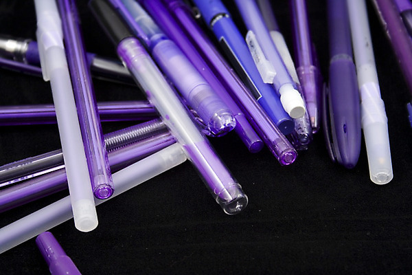 포토 JPG 해외이미지 학생 종이 학교 휴가 아이디어 사람없음 스터디 컬러풀 연필 펜 쌓기 보라색 검은색 공백 장비 기록 작업 롤 시트 해외202004 해외포토 교육 컬러 컨셉 모션 학용품 학습 필기구 파일형식 이미지허브