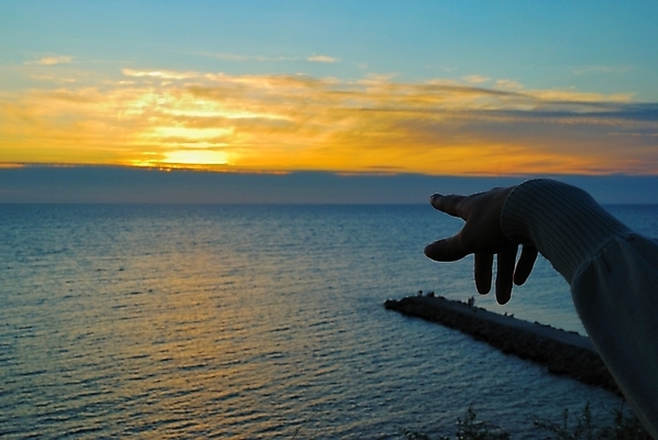 포토 JPG 해외이미지 손 바다 하늘 사람없음 야외 물 태양 반사 황혼 일몰 새벽 저녁 방향 휴양지 잔물결 수평선 해외202004 해외포토 자연요소 물결 신체부위 노을 장소 야간 파일형식 이미지허브