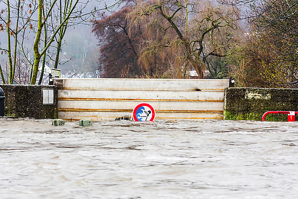 포토 JPG 해외이미지 날씨 사람없음 물 환경 흐름 홍수 방파제 수로 폭풍 재앙 투자자 해외202004 해외포토 자연요소 공공시설 컨셉 자연재해 투자 파일형식 이미지허브