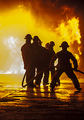 포토 JPG 해외이미지 전신 실루엣 불 협력 서기 여러명 성인 야외 뒷모습 야간 소방관 소방 화재 화재진압 성인만 해외202004 해외포토 자연요소 뷰포인트 다수 모션 촬영기법 사람 구조원 사건 진압 파일형식 이미지허브