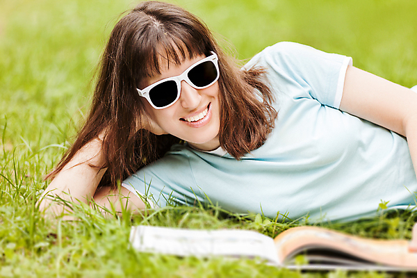 포토 JPG 해외이미지 백인 라이프스타일 웰빙 응시 공원 여자 꽃 행복 안경 얼굴 가족 자연 휴식 건강 사랑 한명 웃음 사람 성인 야외 책 초록색 선글라스 독서 태양 걷기 기쁨 흰색 잡지 거짓말 표현성 해외202004 해외포토 자연요소 서양인 식물 1 시선 잡화 공공시설 감정 컬러 컨셉 관계 모션 표정 생활 신체부위 간행물 생태계 파일형식 이미지허브