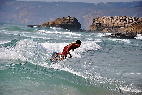 포토 JPG 해외이미지 남자 스포츠 파도 바다 포즈 바람 휴가 사람없음 물 여름 빛 흰색 용기 자신감 서핑 흥분 분무기 잠수복 서퍼 단절 해외202004 해외포토 자연요소 그릇 옷 계절 감정 컬러 날씨 운동선수 사람 수상스포츠 파일형식 이미지허브