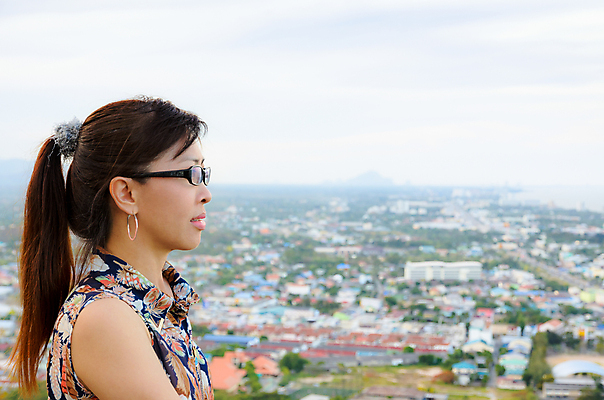 포토 JPG 해외이미지 구름 1 응시 여자 바다 태국 자연 하늘 한명 서기 사람 동양인 풍경 야외 건물 도시풍경 여행객 발코니 도시 만 정상 저녁 타운 스카이라인 해외202004 해외포토 자연요소 건축물 시선 아시아 모션 인종 야간 생태계 파일형식 이미지허브
