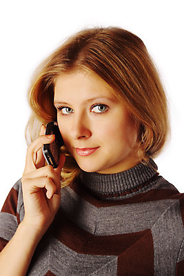 포토 JPG 해외이미지 백그라운드 모바일 말하기 한명 사람 스마트폰 금발 듣기 흰색 집중 편리함 고립 심각 의사소통 해외202004 해외포토 1 헤어스타일 컬러 컨셉 모션 핸드폰 스마트기기 파일형식 이미지허브