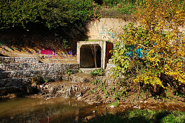 포토 JPG 해외이미지 나무 식물 산업 호수 자연 사람없음 야외 물 강 환경 흐름 연못 도시 개울 환경오염 터널 지저분함 위생 그래피티 쓰레기 폐기물 버리기 먼지 덮기 진흙 낭비 배수구 생태학 썩음 콘크리트 폐수 하수 해외202004 해외포토 자연요소 교육 길 컨셉 모션 감각 낙서 그림 생태계 파일형식 이미지허브