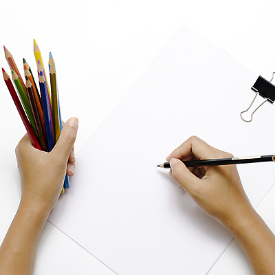 포토 JPG 해외이미지 손 종이 색연필 실내 들기 신체부위 잡기 그리기 서류집게 해외202004 해외포토 모션 학용품 집게 사람 내부 파일형식 이미지허브