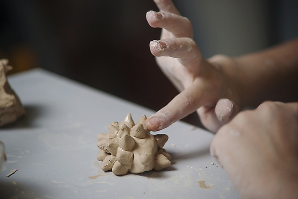 포토 JPG 해외이미지 모양 전통 라이프스타일 손 디자인 여자 문화 어린이 백그라운드 비즈니스 손가락 기술 창조 미술 사람 사람없음 갈색 젖음 터치 엄지손가락 작업 바퀴 도자기 감각 원주민 상품 디자이너 만들기 예술가 점토 진흙 토기 장인 조형 조절 도예가 돌리기 조각가 핸드메이드 해외202004 해외포토 직업 컬러 모션 문화예술 생활 신체부위 용기_그릇 아프리카인 파일형식 이미지허브