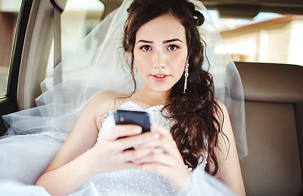 포토 JPG 해외이미지 모델 응시 드레스 여자 꽃 행복 얼굴 결혼 장신구 자동차 결혼식 모바일 사랑 한명 스마트폰 유행 귀여움 귀걸이 가운 날짜 고급 우아함 닫기 순수 베일 문자메시지 해외202004 해외포토 식물 1 시선 옷 감정 육상교통 컨셉 모션 사람 이벤트 신체부위 핸드폰 스마트기기 메시지 파일형식 이미지허브