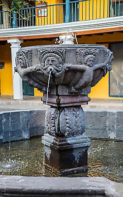 포토 JPG 해외이미지 얼굴 건축양식 주택 사람없음 야외 장식 물 남아메리카 분수 에콰도르 식민지 옛날 해외202004 해외포토 자연요소 건축 아메리카 건물 신체부위 파일형식 이미지허브