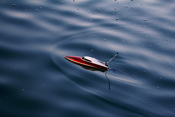 포토 JPG 해외이미지 종이 호수 스포츠 파도 바다 이동 요트 자연 놀이 바람 거리 항해 사람없음 빨간색 물 여름 파란색 강 장난감 달리기 반사 힘 게임 흰색 보트 갑판 속도 전자 해군 멀리 네비게이션 제어 해외202004 해외포토 자연요소 계절 컬러 컨셉 배_교통 모션 날씨 군대 생태계 파일형식 이미지허브