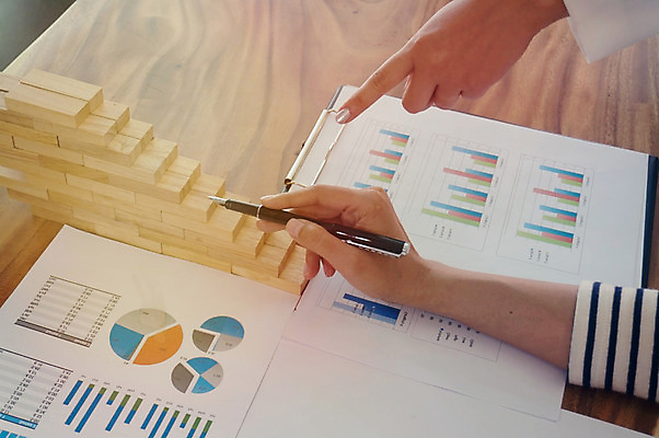 포토 JPG 해외이미지 남자 백그라운드 회사 성공 그래프 사람 사람없음 노트북 사무실 펜 자료 업무 비즈니스맨 그룹 결과 토론 분석 보고서 경영자 문서 창업 보여주기 회계 경영 마케팅 투자자 프로젝트 해외202004 해외포토 컨셉 비즈니스 모션 경제 전자제품 필기구 작업 직장인 리더 투자 자영업 파일형식 이미지허브