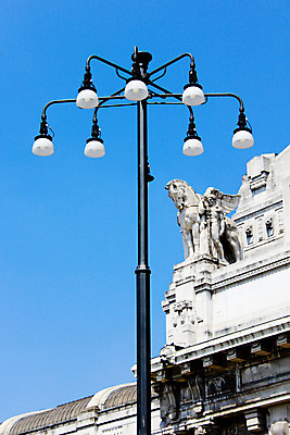 포토 JPG 해외이미지 가로등 건축양식 하늘 전등 조명 거리 사람없음 장식 세로 빛 금속 등불 램프 화려 역사 오브젝트 타운 천연기념물 고립 해외202004 해외포토 공공시설 건축 컨셉 재질 도시 파일형식 이미지허브