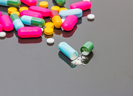 포토 JPG 해외이미지 과학 백그라운드 프레임 건강 사람없음 빨간색 세트 컬러풀 알약 약 건강관리 흰색 도움 컨테이너 약국 수집 허브 오브젝트 싱글 흙더미 조제 고립 돌봄 진통제 헬프 화학물질 항생제 해외202004 해외포토 식물 산업 컬러 컨셉 의학 모션 관리 흙 화학 만들기 파일형식 더미 이미지허브